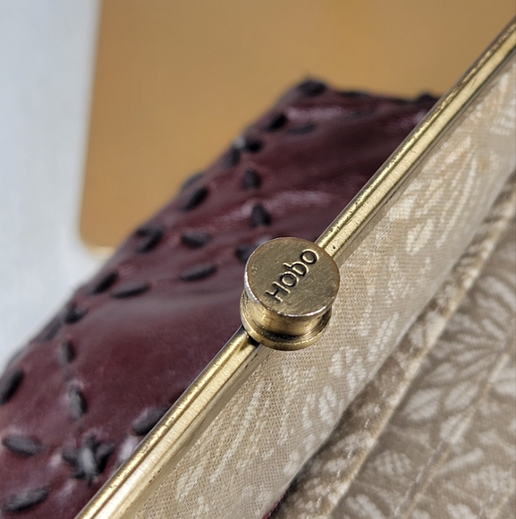 Hobo The Original Brown Leather Stitch Wallet Magnetic & Kiss Lock Closure - Picture 5 of 8